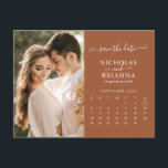 Modern Burnt Orange Save the Date Foto Calendar Postkarte<br><div class="desc">Moderne Burnt Orange Save the Date Foto Kalender Postkarte. Einfach personalisieren, indem Sie jede Information ersetzen. Bitte laden Sie ein Portrait/vertikales Foto hoch. Bewegen Sie den Kreis, indem Sie auf den Link Weitere Anpassung. Stellen Sie sicher, dass Sie die Vorschau vor dem Hinzufügen zum Warenkorb Karo haben. (Foto von Jonathan...</div>