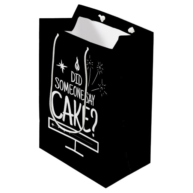 Modern Cake Quote Minimal Typography Black Mittlere Geschenktüte (Vorderseite Schrägansicht)