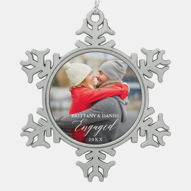 Modern Calligraphy Couple Foto Verlobt Schneeflocken Zinn-Ornament (Vorderseite)