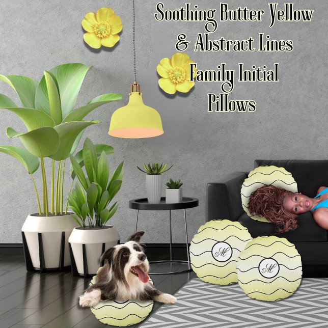 Modern Calligraphy Initial Butter Yellow Ombré Rundes Kissen (Creamy butter yellow round pillow with wavy, black, abstract lines, and calligraphy family initial)