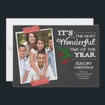 Modern Chalkboard Typografie Holiday Foto Card Feiertagskarte<br><div class="desc">Stilvolle und moderne schwarze Tafel "Es ist die schönste Zeit des Jahres" Weihnachtsfotokarte mit grünem Kiefernzweig,  roten Beeren und trendigem Waschband.</div>