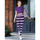 Modern Chic Black Lila Harlequin Diamond Muster Leggings<br><div class="desc">Modernes, cooles, elegantes, stilvolles, halloween lila, geometrisch-schwarz-weißes Rautenmuster, atmungsaktive, handgenähte, weibliche Yoga-Sporthalle, die zwischen den Leggings-Trachtenhosen hin- und herläuft, sich nach Belieben ausdehnt, an allen richtigen Stellen umarmt, sich nach dem Waschen zurückprallt und bei wiederholtem Verschleiß ihre Form nicht verliert. Ideal für Halbwal, macht auch ein tolles Geschenk für Freundin,...</div>