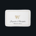 Modern Chic Monogram Names Newlywed Wedding White Badematte<br><div class="desc">Moderne schicke Monogramm-Namen neu verheiratet weißes Bath Mat. Stilvolle personalisierte mit Monogramm Badematte in Weiß und Gold. Klassische Schrift für den mit Monogramm Vornamen des Paares, die Namen der Braut und des Bräutigams und das Heiratsdatum auf einem schicken weißen Hintergrund. Das ideale Geschenk für frisch gezapfte, verlobte Paare oder für...</div>