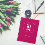 Modern Chic Pink 2024 Monatlich wöchentlich Planer<br><div class="desc">Einfach rosa Minimalistischer Planer ist ideal für den Alltag, Büromitarbeiter, Veranstaltungsplaner oder für jeden beruflichen und persönlichen Gebrauch. Das elegante, minimale, einfache, elegante und moderne Design ist perfekt für die Geschäftswelt, mit einem Jahr und Namen, die sich an Ihre Wünsche anpassen lassen. Dieser Planer kann ein vollkommenes Geburtstagsgeschenk oder ein...</div>