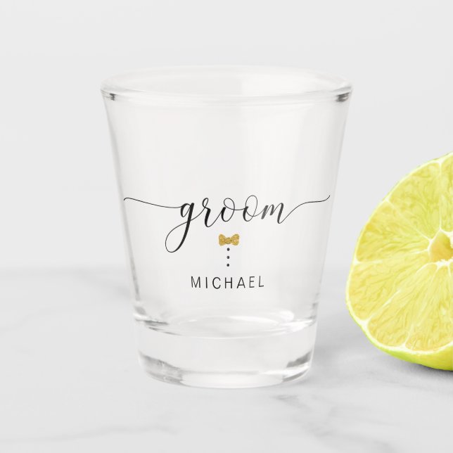 Modern Chic Script Groom Gold Bow Krawatte Script  Schnapsglas (Vorderseite)
