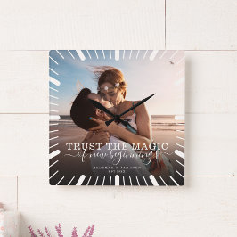 Modern Chic Wedding Keepsake Trust Magic Photo Quadratische Wanduhr
