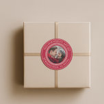 Modern Christmas Couple Foto Return Address Label Runder Aufkleber<br><div class="desc">Aktualisieren Sie Ihre Urlaubspost mit diesem eleganten Weihnachtsmotiv Rot rund Rücksendeadresse Aufkleber. Mit einem Foto in der Mitte, gerahmt von einer dekorativen griechischen Flanke und kurvenförmigen Text für Ihre Adresse. Dieser moderne Vintage und festliche Aufkleber eignet sich hervorragend für Weihnachtskarten, Briefe oder Feiertage. Ein zeitloser Sake um Liebe und Familie...</div>