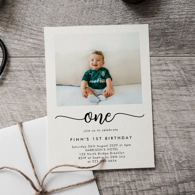 Modern Classic First Birthday Photo Invitation Einladung (Von Creator hochgeladen)