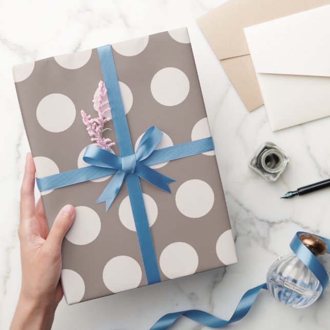 Modern Cognac und Cream Polka Dots Weihnachten Geschenkpapier (Schenken)
