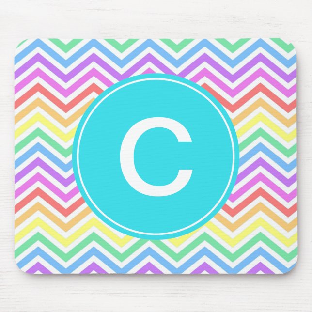 Modern, cool, trendy Regenbogen-Chevron-Monogramm Mousepad (Vorne)