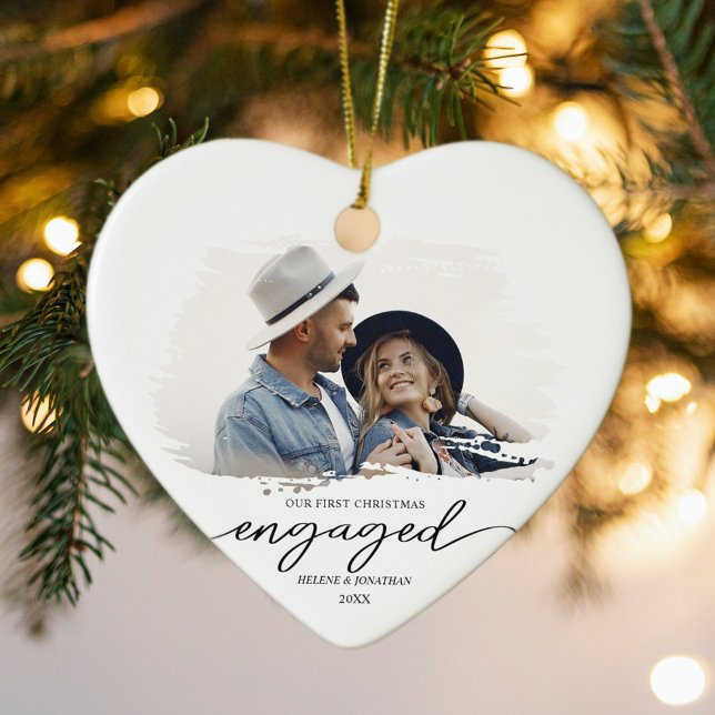 Modern Couple Foto First Christmas Verlobt Keramik Ornament (Modern Couple Photo First Christmas Engaged Ceramic Ornament)