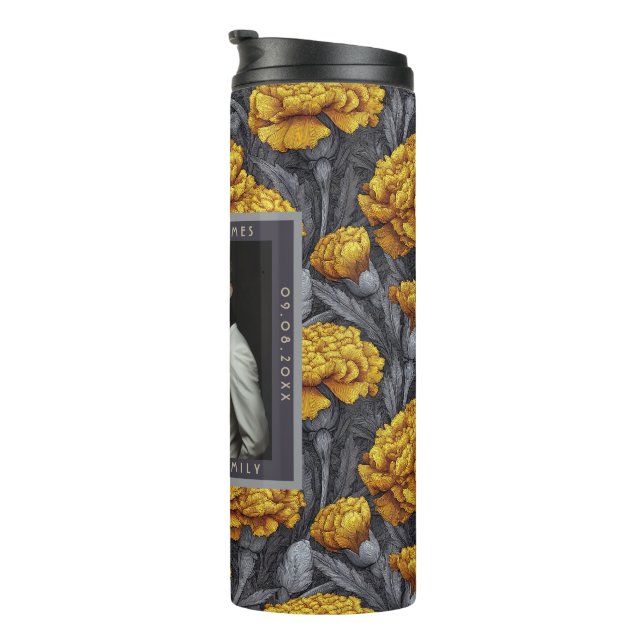 Modern Custom Carnation Floral Barn Wedding Thermosbecher (Nach rechts gedreht)