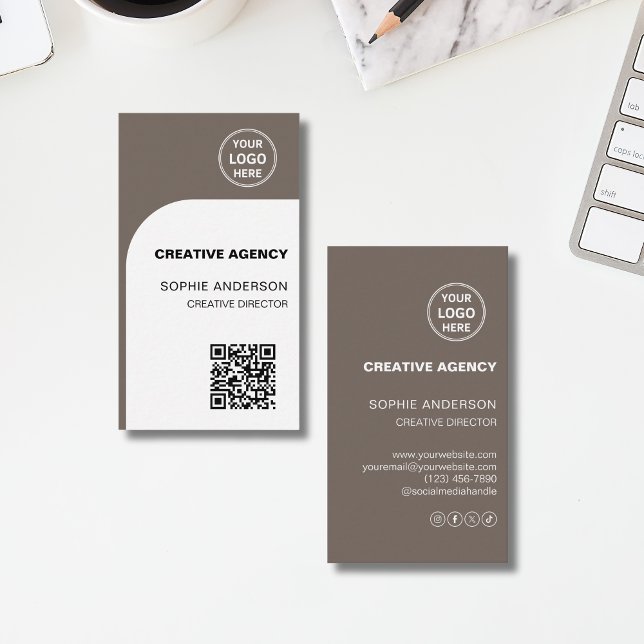 Modern Custom Logo QR Creative Agency Taupe Visitenkarte (Modern Custom Logo QR Creative Agency Taupe Business Card)