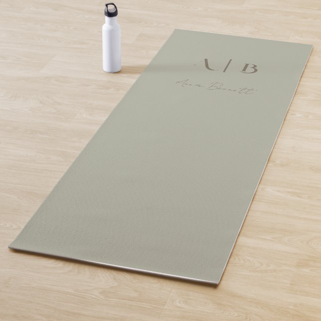 Modern Custom Monogram Initials Name Dusty Sage Yogamatte (Beispiel)