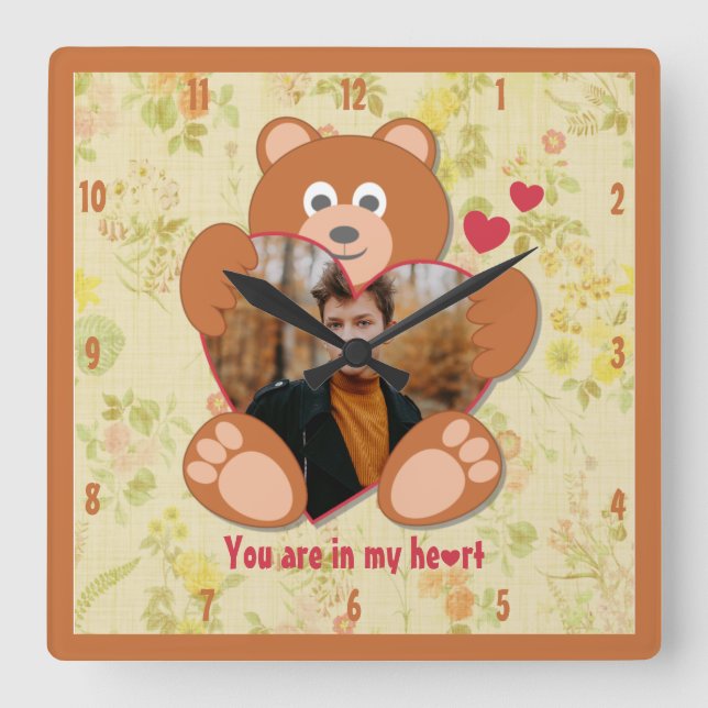 Modern Cute Yellow Teddy Bear Heart Photo Frame  Quadratische Wanduhr (Vorderseite)