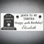 Modern Death to My 30s Skulls 40th Birthday Party Banner<br><div class="desc">Feiern Sie das Ende Ihrer dreißiger Jahre mit diesem Banner des 40. Geburtstags des 30er-Party von Modern Death to My 30s! Dieses auffällige Schwarzweiß-Banner eignet sich perfekt für ein 40. Geburtstagsbanner mit einem kühnen Grabstein auf den verlassen, der lautet: "R.I.P. "Jugend" und "30's are Dead" sorgen für ein lustiges und...</div>