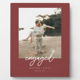Modern Deep Red "Engaged" Script Couple Photo Fotoplatte