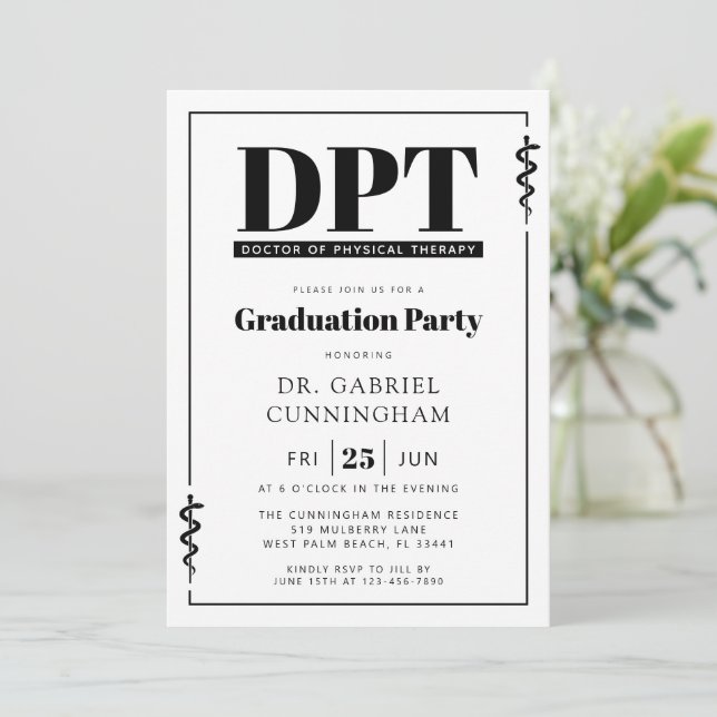 Modern DPT Doctor of Physical Therapy Graduation Einladung (Stehend Vorderseite)