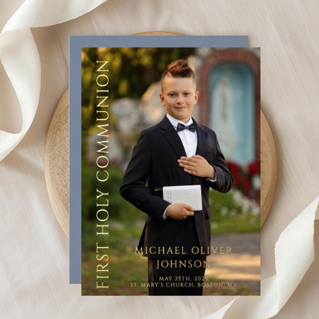 Modern Dusty Blue Foto Boy First Communion Gold Folieneinladung (Blue Modern Photo Boy First Holy Communion Gold Foil Invitation)