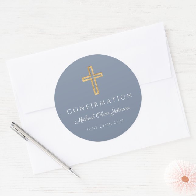 Modern Dusty Blue Religious Cross Boy Confirmation Runder Aufkleber (Umschlag)
