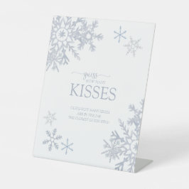 Modern Dusty Blue Snowflake Winter Wie viele Küsse Sockelschild