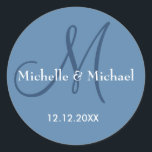 Modern Dusty Blue Wedding Monogram Name Runder Aufkleber<br><div class="desc">Elegante Hochzeitskleber mit Monogramm in trendiger Hochzeitsfarbe. Personalisieren Sie das staubblaue Siegel mit Monogramm Initial-, Braut- und Bräutigam-Namen und Hochzeitstermin.</div>
