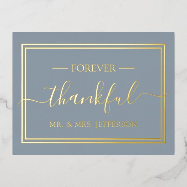 Modern Dusty Blue Wedding Mr. & Mrs. Folie Einladungspostkarte (Vorderseite)