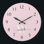 Modern Elegant Blush Pink Monogram Name Script Große Wanduhr<br><div class="desc">Girly Stylish Moderne elegante Blush Pink Monogram Initial Name Script Custom Personalisiert Large Clock. Dieses Design mit einem Vornamen in einer hübschen Hand Schwanz-Schriftart-Kalligraphie (oder Typografie) mit Monogramm initiale in weiß und schwarz auf rot rosa Hintergrund. Einfach zu anpassen. Große stilvolle feminine Hauswärmeschenke, auch zum Geburtstag, süße 16 Geburtstagsfeier, Hochzeit,...</div>