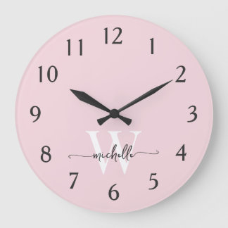 Modern Elegant Blush Pink Monogram Name Script Große Wanduhr