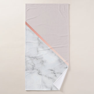 Modern, elegant, Minimalistisch, weißer Marmor und Badehandtuch