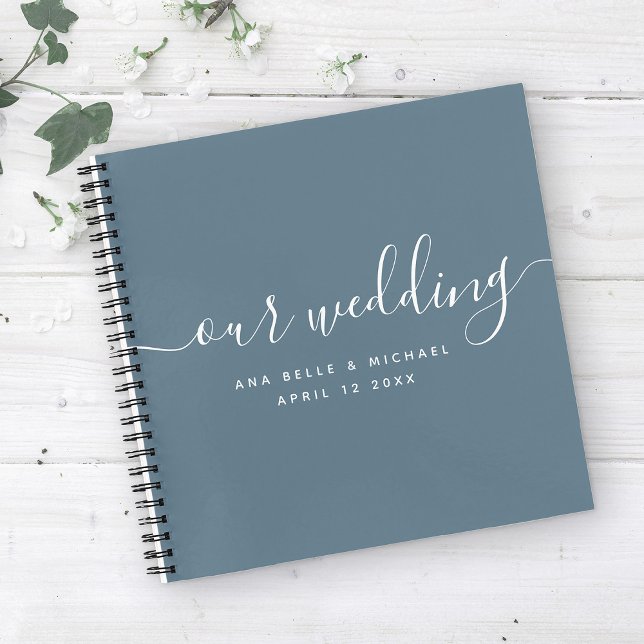 Modern Elegant Script Dusty Blue Wedding Guest Notizbuch (Von Creator hochgeladen)
