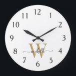 Modern Elegante White Gold Monogram Name Script Große Wanduhr<br><div class="desc">Girly Stylish Moderne elegante White und Gold Monogram Initial Name Script Custom Personalisiert Large Clock. Dieses Design mit einem Vornamen in einer hübschen Hand Schwanz-Schriftart-Kalligraphie (oder Typografie) mit Monogramm Erstmaligkeit in Gold und Schwarz auf weißem Hintergrund. Einfach zu anpassen. Große stilvolle feminine Hauswärmeschenke, auch zum Geburtstag, Hochzeit, süße 16 Geburtstagsparty,...</div>