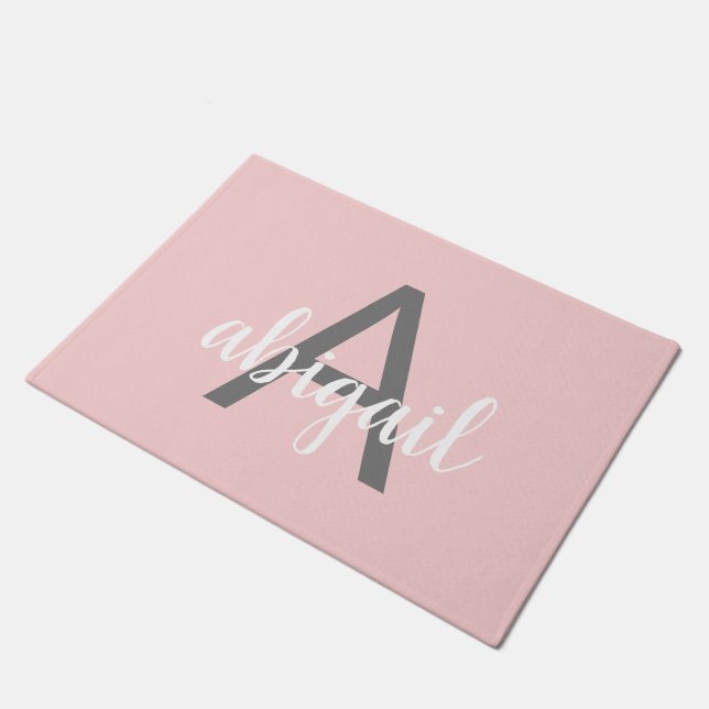 Modern Eleganter Rosa Girly Gray Monogramm Name Fußmatte (Schrägansicht)