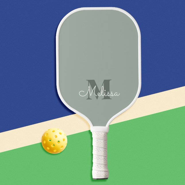 Modern Elegantin Feminine Sage Green Monogram Name Pickleball Schläger (Von Creator hochgeladen)