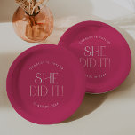 Modern Fete | Heiß rosa sie hat es Abschluss gemac Pappteller<br><div class="desc">Diese moderne Fete heiß rosa sie tat es Abschluss Papier Teller sind perfekt für ein einfaches grad Party. Das Design besticht durch eine elegante boho Typografie mit einer Touch von elegantem Stil in hellen und femininen heißen Rosa. Personalisieren Sie Ihre Teller mit dem Namen des Absolventen und des Jahrs der...</div>