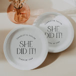 Modern Fete | Minimal sie hat es Abschluss gemacht Pappteller<br><div class="desc">Diese moderne Fete sie tat es Abschluss Papier Teller sind perfekt für ein einfaches grad Party. Das Design besticht durch eine elegante boho Typografie mit einer Touch von elegantem Stil in minimalistischem Schwarz-Weiß. Personalisieren Sie Ihre Teller mit dem Namen des Absolventen und des Jahrs der Klasse.</div>