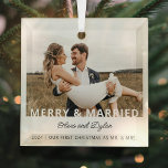 Modern First Christmas Verheiratet Foto Ornament Aus Glas<br><div class="desc">Ein modernes "fröhliches und verheiratetes" Foto-Template Glas Urlaubssornament. Namen im Skript mit anpassbarem Text.</div>