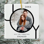Modern First Christmas Verlobt Foto Keramik Ornam Keramikornament<br><div class="desc">Dieses moderne Verlobte Foto-Ornament der ersten Weihnachtszeit ist mit dem Wort JOY in schwarz auf weißem Hintergrund dekoriert. Einfach mit Ihrem Foto und Namen anpassbar.</div>