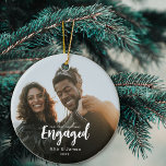 Modern First Christmas Verlobt Foto Keramik Ornament<br><div class="desc">Feiern Sie Ihre Verlobung mit diesem schönen,  modernen Sakraldekor. Moderne Typografie Zauber aus "Unser erstes Weihnachtsfest verlobt" mit dem Wort "verlobt" in eleganter handgeschriebener Kalligrafie in Weiß. Ersetzen Sie das Beispielbild durch Ihr Lieblings-Foto,  und fügen Sie Ihre Namen und das Jahr hinzu.</div>