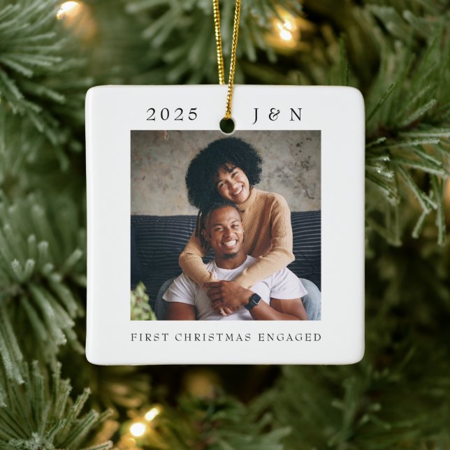 Modern First Christmas Verlobt Foto Keramikornament (Baum)