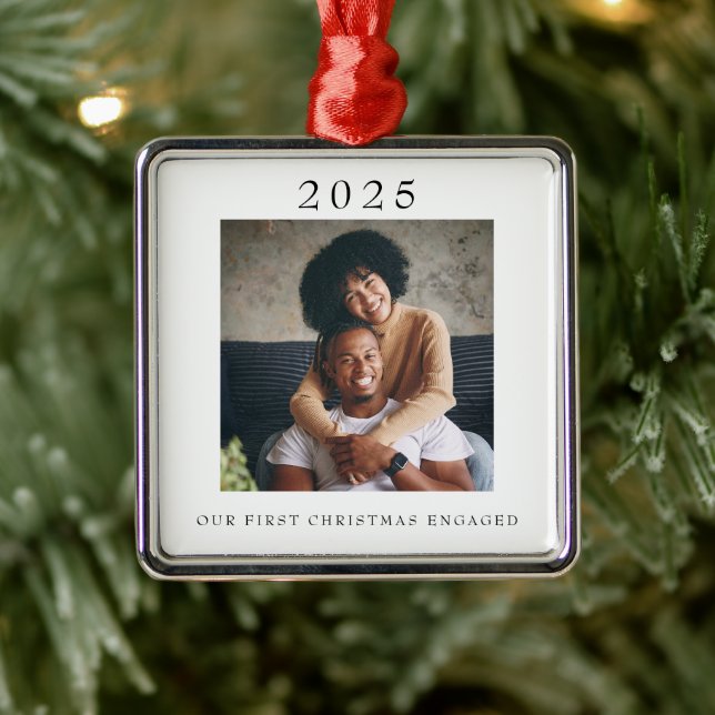 Modern First Christmas Verlobt Foto Ornament Aus Metall (Baum)