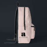 Modern formatierter, rosa Monogramm-Name Bedruckter Rucksack<br><div class="desc">Eine kühne,  moderne Monogramm- und Namenskombination. Die großen fetten Monogramm-Paare mit einer schlanken,  modernen Schriftart-Wahl für Ihren Namen. Erstellen Sie ein Design,  das die Welt zeigt,  wer Sie sind.</div>