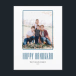 Modern Foto Frame Happy Hanukkah Feiertagspostkarte<br><div class="desc">Happy Hanukkah! Senden Sie Hanukkah Wünsche an Familie und Freunde mit dieser anpassbaren modernen Hanukkah Postkarte. Es zeichnet sich durch moderne Typografie und ein einfaches Foto aus. Personalisieren Sie diese durch Hinzufügen von Namen und Fotos. Diese einfache Happy Hanukkah Postkarte ist auf anderen Cardstock erhältlich.</div>