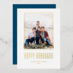 Modern Foto Frame Happy Hanukkah Folien Feiertagskarte<br><div class="desc">Happy Hanukkah! Senden Sie Hanukkah Wünsche an Familie und Freunde mit dieser anpassbaren Goldfolie Hanukkah Karte. Es zeichnet sich durch moderne Typografie und ein einfaches Foto aus. Personalisieren Sie diese durch Hinzufügen von Namen und Fotos. Diese Goldfolie Happy Hanukkah Karte ist auf anderen Cardstock erhältlich.</div>