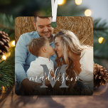 Modern Foto Monogram Name Christmas Ornament Aus Metall<br><div class="desc">Moderne,  schicke Weihnachtsschmuck mit einem voll bedruckten Foto auf beiden Seiten,  das Sie durch Ihr eigenes ersetzen können,  ein schwarzes Overlay unten,  Ihr Anfangs- und Familienname.</div>