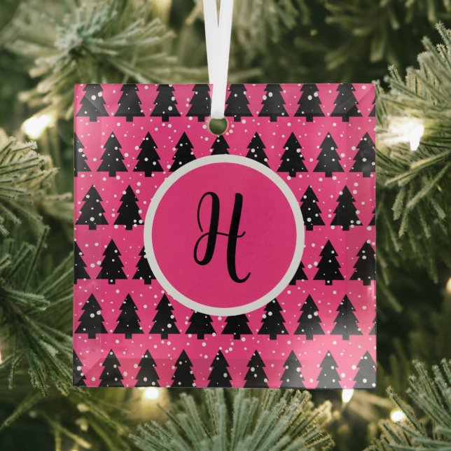 Modern Fuchsia & Black Christmas Tree Monogram Ornament Aus Glas (Insitu)