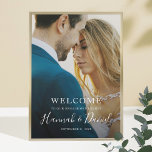 Modern Full Foto Engagement Party Willkommen Poster<br><div class="desc">Dieses schlichte Begrüßungspposter mit seinem schicken Foto und dem weißen Text, inklusive der Vornamen in einem lebendigen whimsical Script. Sie können den Schriftart und die Formulierung ändern, um Ihren Stil Anzug. Abhängig von der Farbe Ihres Fotos, bevorzugen Sie schwarzen Text in diesem Fall, bitte Karo unsere Begrüßungszeichenkollektion für dieses Design...</div>