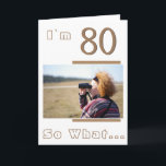 Modern Funny Inspiration 80. Geburtstag Foto Karte<br><div class="desc">80 So,  was moderne,  sonnige Inspiration 80. Geburtstag Foto-Karte. Es kommt mit einem inspirierenden Zitat Ich bin 80 So Was auf einem weißen Hintergrund und ist perfekt für eine Person mit einem Sinn für Spaß. Sie können das Alter ändern und es mit Ihrem Foto personalisieren.</div>