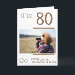 Modern Funny Inspiration 80. Geburtstag Foto Karte<br><div class="desc">80 So,  was moderne,  sonnige Inspiration 80. Geburtstag Foto-Karte. Es kommt mit einem inspirierenden Zitat Ich bin 80 So Was auf einem weißen Hintergrund und ist perfekt für eine Person mit einem Sinn für Spaß. Sie können das Alter ändern und es mit Ihrem Foto personalisieren.</div>