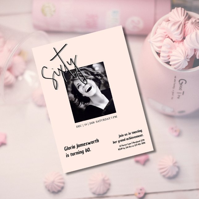 Modern Funny Light Pink Photo 60th Birthday  Einladung (Von Creator hochgeladen)